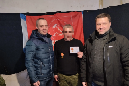 Донецкие коммунисты наградили бойцов на фронте медалями «100 лет СССР»
