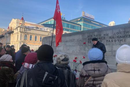 Свердловские коммунисты возложили цветы к памятнику Владимиру Ильичу Ленину в день его памяти
