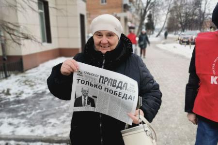 Тульские коммунисты раздали рабочим оборонных предприятий газету с выступлением лидера КПРФ Г.А. Зюганова