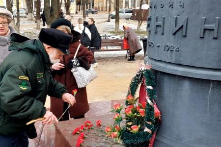 Калуга. Возложения цветов к памятникам В.И.Ленина