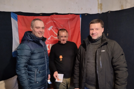 Донецкие коммунисты наградили бойцов на фронте медалями «100 лет СССР»