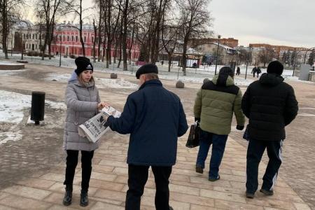 Тульские коммунисты раздали рабочим оборонных предприятий газету с выступлением лидера КПРФ Г.А. Зюганова