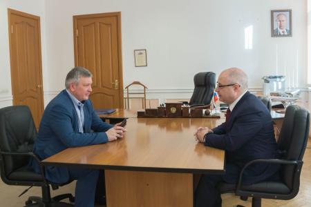 Депутат Госдумы Сергей Гаврилов обсудил перспективы развития Воронежского авиазавода с его директором Станиславом Гретченко