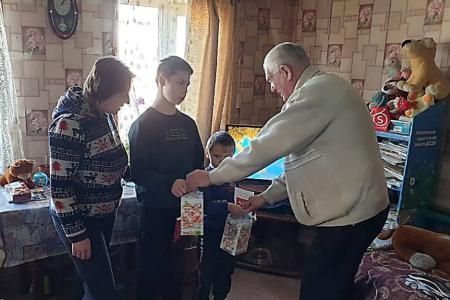 Дети из многодетных и малоимущих семей Белгородской области получили сладкие подарки