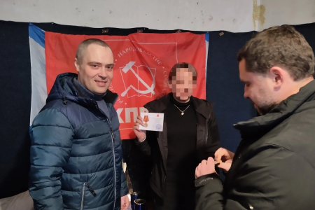 Донецкие коммунисты наградили бойцов на фронте медалями «100 лет СССР»