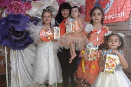 Дети из многодетных и малоимущих семей Белгородской области получили сладкие подарки