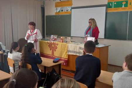 Кабардино-Балкарская Республика. Активисты КПРФ и женского движения на школьных мероприятиях рассказывают о дружбе народов в СССР