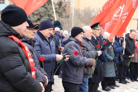 Сталинградские коммунисты провели торжественный митинг, посвященный 20-летию со дня открытия обелиска «Коммунисты вперед!»