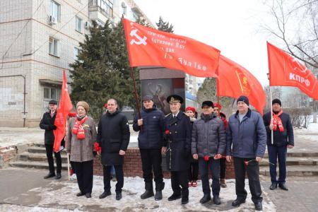 Сталинградские коммунисты провели торжественный митинг, посвященный 20-летию со дня открытия обелиска «Коммунисты вперед!»