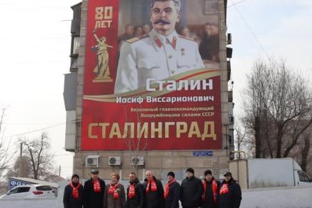 Сталинградские коммунисты провели торжественный митинг, посвященный 20-летию со дня открытия обелиска «Коммунисты вперед!»