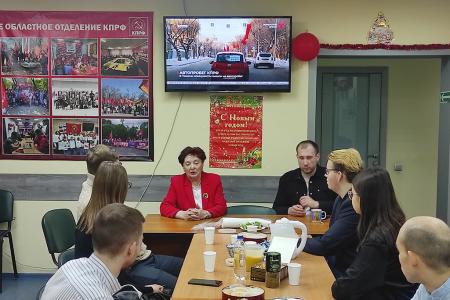 Лидер тюменских коммунистов Тамара Казанцева встретилась с участниками проекта «Политическая кухня»