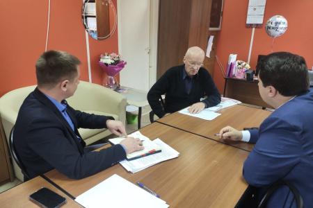 Олег Лебедев помогает восстановить водоснабжение в деревне Пигалева Горка Вологодской области