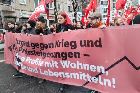 Тысячи  митингующих  в  Берлине  против  поставок вооружений  НАТО  и  экономической  войны