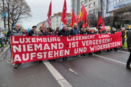 Тысячи  митингующих  в  Берлине  против  поставок вооружений  НАТО  и  экономической  войны
