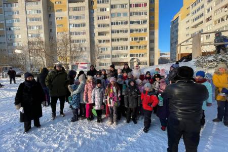 Коммунисты Центрального района Тюмени построили ледовую горку и провели праздничное открытие для детей с конкурсами и подарками