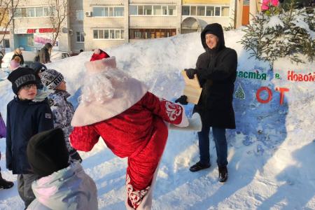 Коммунисты Центрального района Тюмени построили ледовую горку и провели праздничное открытие для детей с конкурсами и подарками