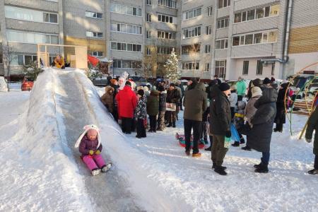 Коммунисты Центрального района Тюмени построили ледовую горку и провели праздничное открытие для детей с конкурсами и подарками