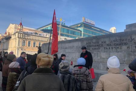 Свердловские коммунисты возложили цветы к памятнику Владимиру Ильичу Ленину в день его памяти