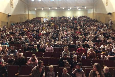 НРО КПРФ и Нижегородское отделение организации "Надежда России" организовали новогоднюю ёлку для детей в Кремлёвском концертном зале Нижегородской филармонии