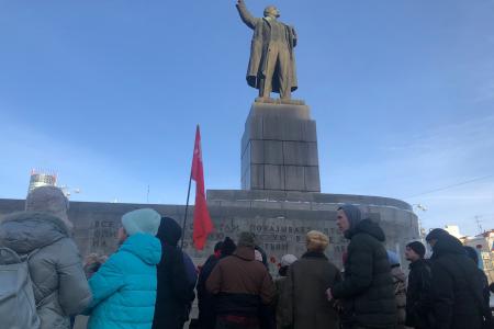Свердловские коммунисты возложили цветы к памятнику Владимиру Ильичу Ленину в день его памяти
