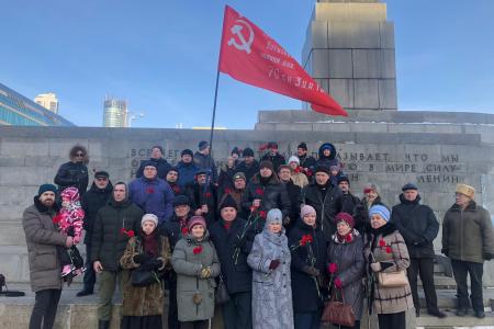 Свердловские коммунисты возложили цветы к памятнику Владимиру Ильичу Ленину в день его памяти