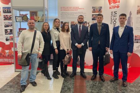 Комсомольцы городских округов Дмитров и Лобня Московской области посетили выставку, посвящённую 30-летию КПРФ