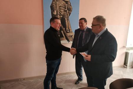 Руководитель фракции КПРФ в Московской областной Думе Александр Наумов вручил награды детям войны в Кашире