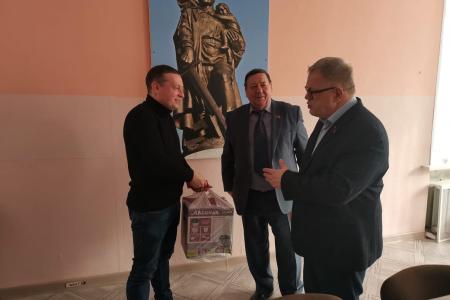 Руководитель фракции КПРФ в Московской областной Думе Александр Наумов вручил награды детям войны в Кашире