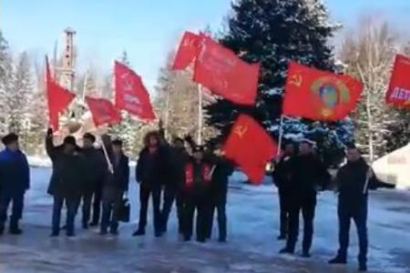 Подмосковные коммунисты отметили День Советской Армии и Военно-Морского флота по всему региону