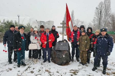 Белгородская область. Алые гвоздики – дань памяти жертвам фашистов на Камышитовом заводе