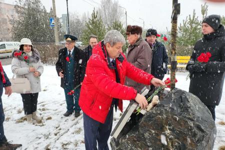 Белгородская область. Алые гвоздики – дань памяти жертвам фашистов на Камышитовом заводе