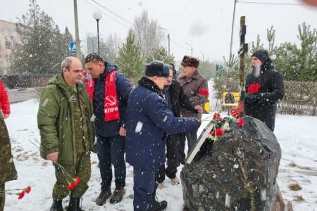 Белгородская область. Алые гвоздики – дань памяти жертвам фашистов на Камышитовом заводе