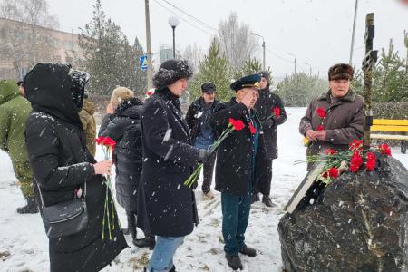 Белгородская область. Алые гвоздики – дань памяти жертвам фашистов на Камышитовом заводе