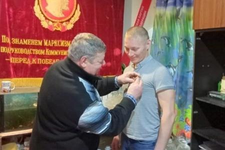 Бери пример с Андрея! Вступил в КПРФ и добровольцем ушел на войну