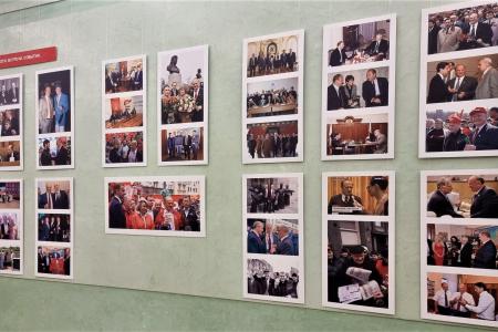 В стенах Государственной Думы по инициативе фракции коммунистов открывается выставка к 30-летию возрождения нашей партии