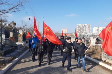 Астрахань. Цветы - защитникам отечества