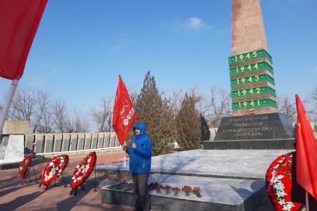 Астрахань. Цветы - защитникам отечества