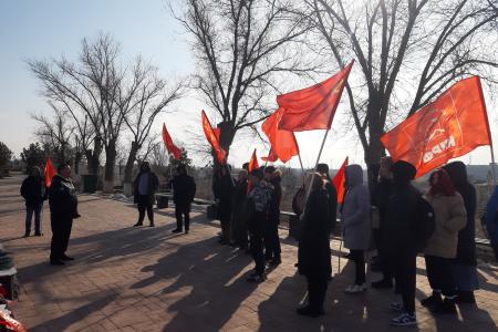 Астрахань. Цветы - защитникам отечества