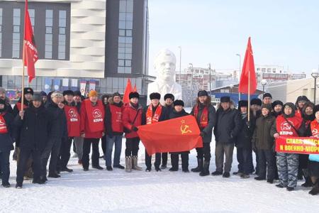 Коммунисты Якутии организованно отметили 105-ю годовщину Советской Армии и Военно-Морского Флота