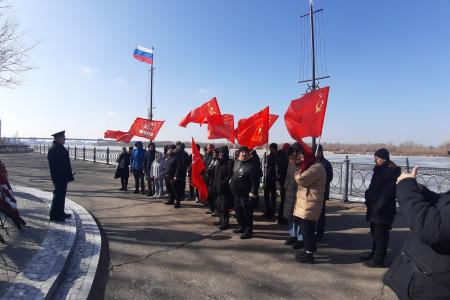 Астрахань. Цветы - защитникам отечества