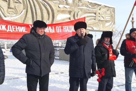 Коммунисты Якутии организованно отметили 105-ю годовщину Советской Армии и Военно-Морского Флота
