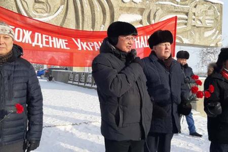 Коммунисты Якутии организованно отметили 105-ю годовщину Советской Армии и Военно-Морского Флота