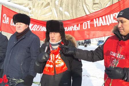 Коммунисты Якутии организованно отметили 105-ю годовщину Советской Армии и Военно-Морского Флота