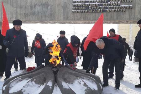 Коммунисты Якутии организованно отметили 105-ю годовщину Советской Армии и Военно-Морского Флота