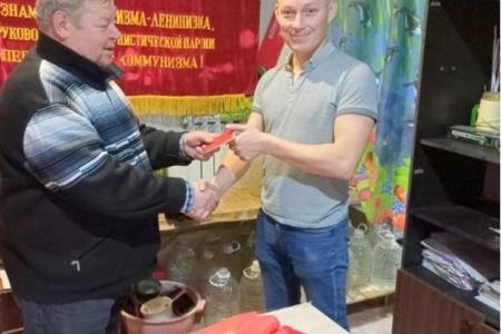 Бери пример с Андрея! Вступил в КПРФ и добровольцем ушел на войну