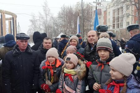 Рязанские коммунисты возложили цветы к мемориалу воинам-рязанцам, погибшим в локальных войнах