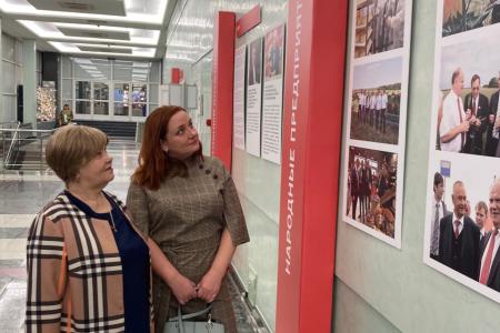 Комсомольцы и коммунисты города Новомосковска Тульской области посетили выставку, посвящённую 30-летию КПРФ в Государственной Думе