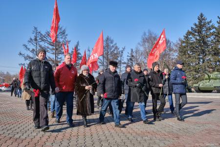 Красноярский край. Красноярские коммунисты возложили цветы у Вечного Огня рядом с Мемориалом Победы и организовали концерт