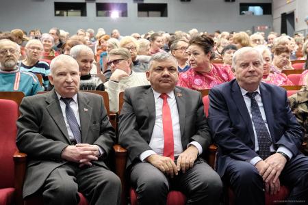 Красноярский край. Красноярские коммунисты возложили цветы у Вечного Огня рядом с Мемориалом Победы и организовали концерт
