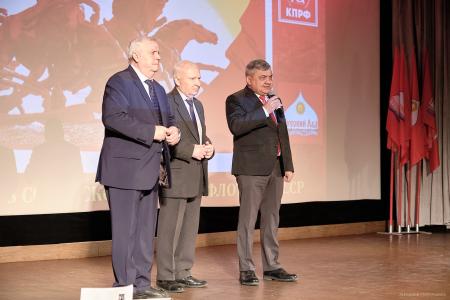 Красноярский край. Красноярские коммунисты возложили цветы у Вечного Огня рядом с Мемориалом Победы и организовали концерт